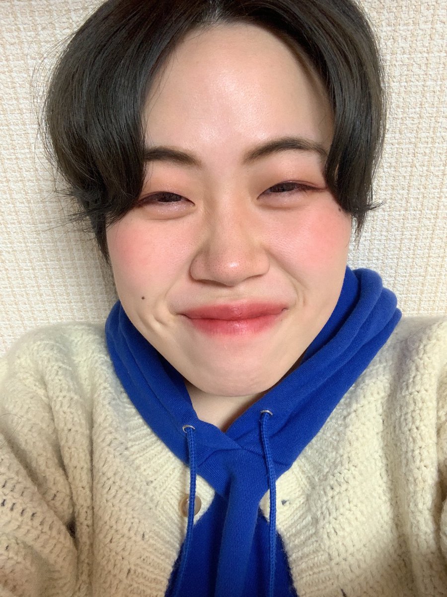 murakatahonoka's tweet photo. あ！髪がグレーになりました！
（本当は青色入れたんだよ🧞‍♂️）
きっとすぐ色落ちするから
また明るいオレンジ茶髪に戻っちゃう🍊
貴重な冬ver.ヘアーですっ https://t.co/kpn9M0muIZ