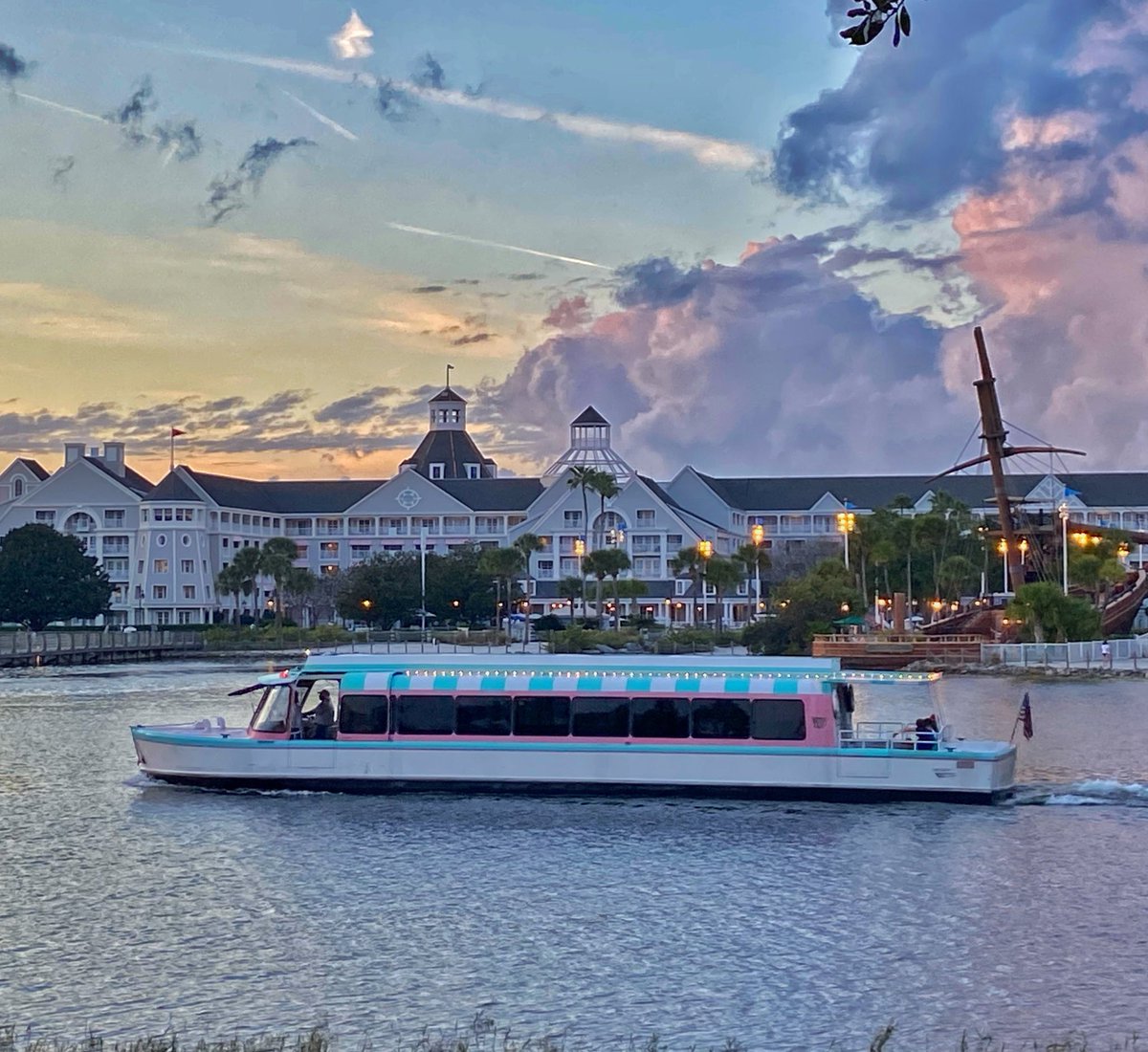 HippyDisneyGuy's tweet photo. Sunset at Disney’s beautiful Beach Club Resort! 💙⛵️💜

#WaltDisneyWorld ✨ https://t.co/67JbUBOdRP