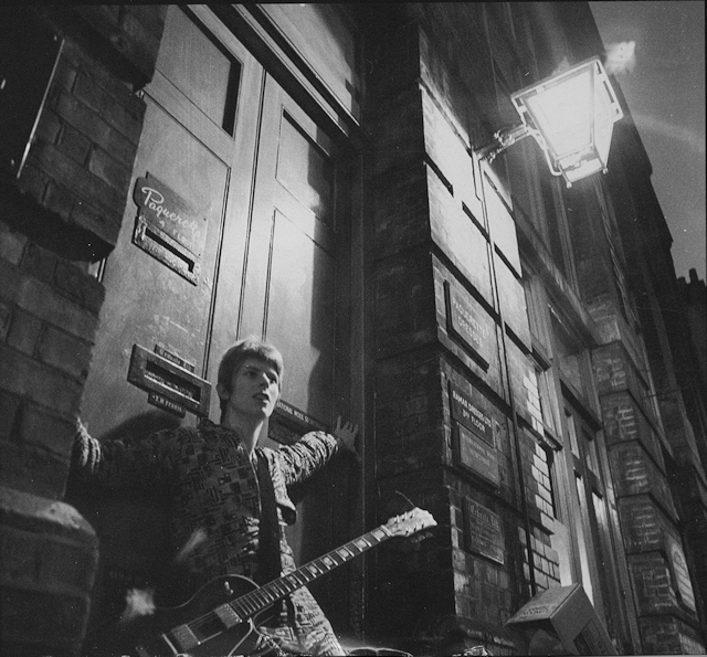 bowiesongs's tweet photo. 50 years ago tonight: a flu-ridden Bowie does a photo shoot on Heddon St., London (Brian Ward) https://t.co/rFkl1aQDSW