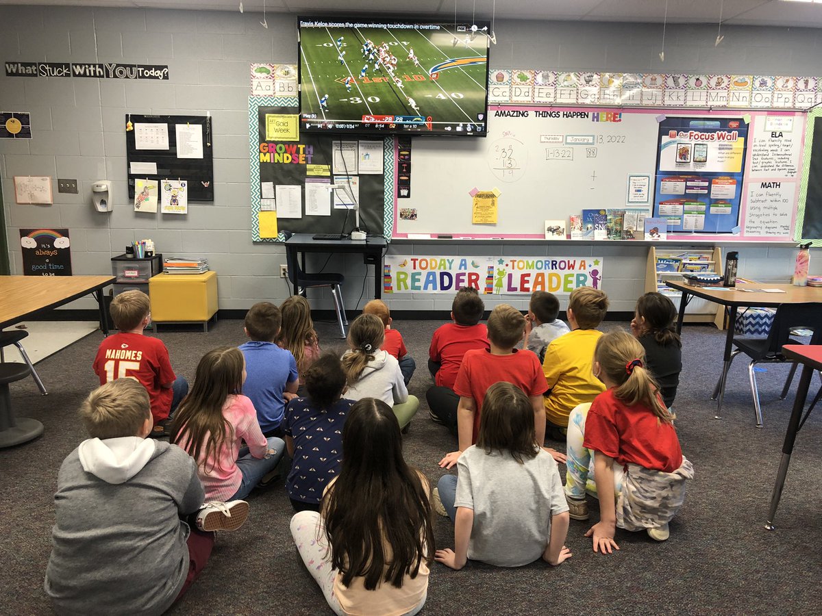 mrspohl1's tweet image. 🏈🏈Touchdown Thursday! 🏈🏈￼
We hope you enjoy our The Kansas City Chiefs touchdown dance! ￼♥️✨💛 #OneTeamOneVision #ChiefsKingdom #ChiefsKingdom #TakeItBack @USD449 @KingdomCrew #KCSpiritWeek