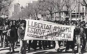 TransicioT's tweet photo. Mentrestant, es va realitzar una gran manifestació convocada per l’Assemblea de Catalunya amb el lema “Llibertat, Amnistia i Estatut d’autonomia”. https://t.co/TFC2QSCETu