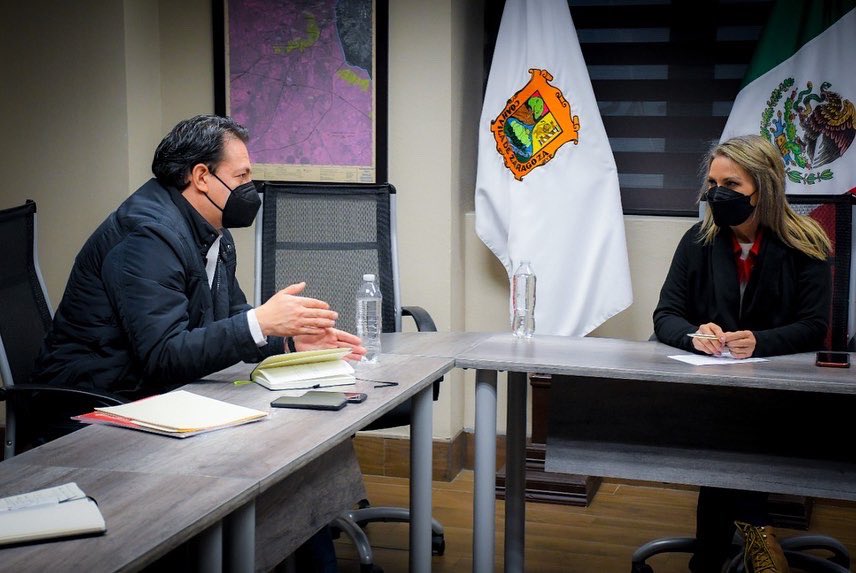 normaltrevino's tweet photo. Recibimos a los Directivos de la empresa Ferromex con quienes trabajaremos en obras y programas beneficiando a todas las familias de nuestra frontera.
#PiedrasNegras 
#SomosTodos https://t.co/13pdP2fuxM