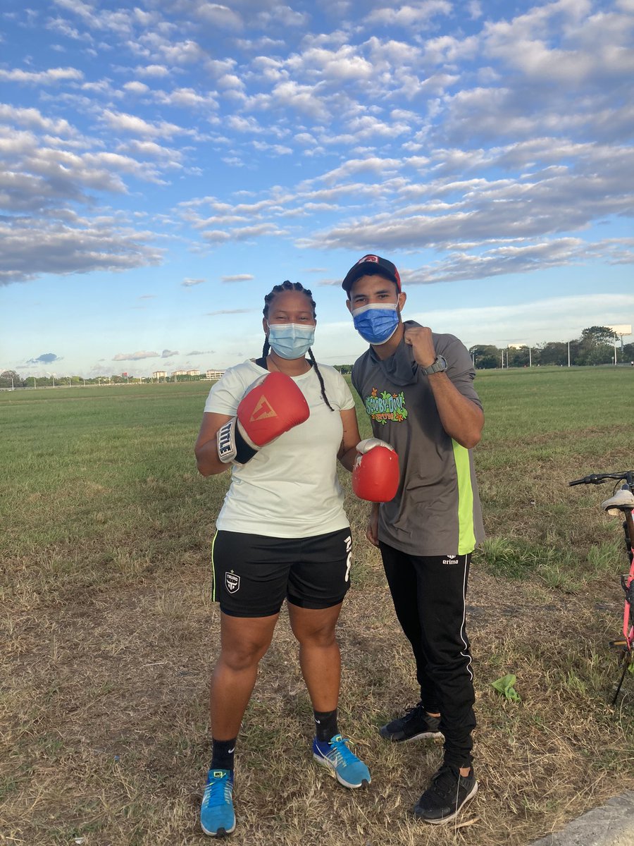 Hibrahim Valdespino es Boxeador y esta de lunes a viernes desde las 5:00 pm, en Metro Park cerca del lago artificial.

No tiene Whatsaap (utiliza su instagram)

 @hibrahim01 
Aquí le dejo el link 🥊
instagram.com/hibrahim01?utm…