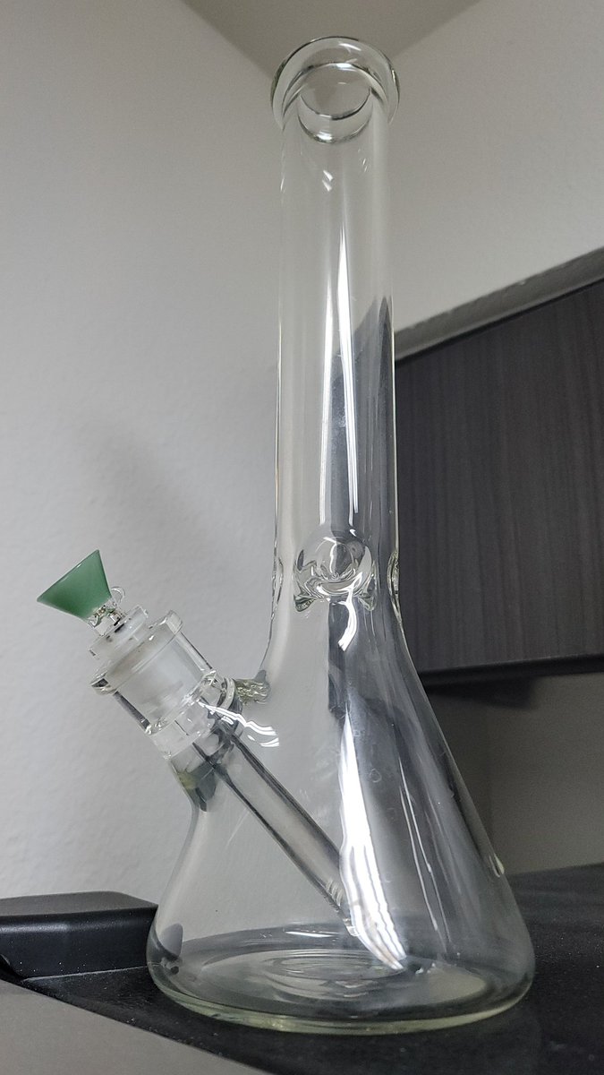 UhKnEeTaH's tweet photo. Look how gorgeous you are November! 😍  #CleanBong #BongRips #DirtyGirl #CleanGirl 
(after a good cleaning)
(her name is November) https://t.co/B2D5fSorL8