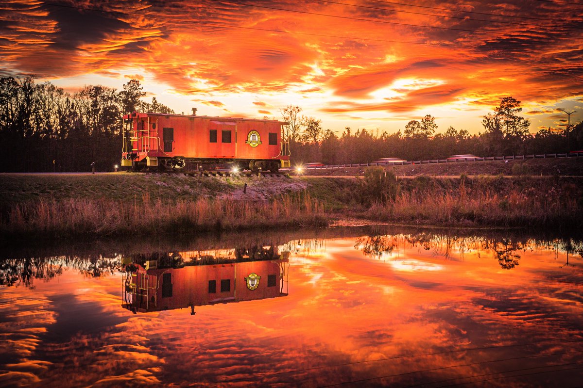 Savannah_TFB's tweet photo. @jnelsonWJCL @jonathanwjcl22 @VKokinosWJCL @melissahallwx  Gorgeous sunset tonight in Pooler!  Caboose and all!  #poolerga #sunset #poolercaboose https://t.co/7e2UhX939y