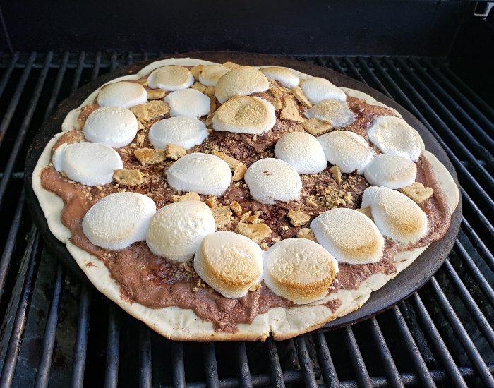 S'mores + pizza = pretty much heaven. Grab the simple recipe >> https://t.co/VnNkNcOo2O