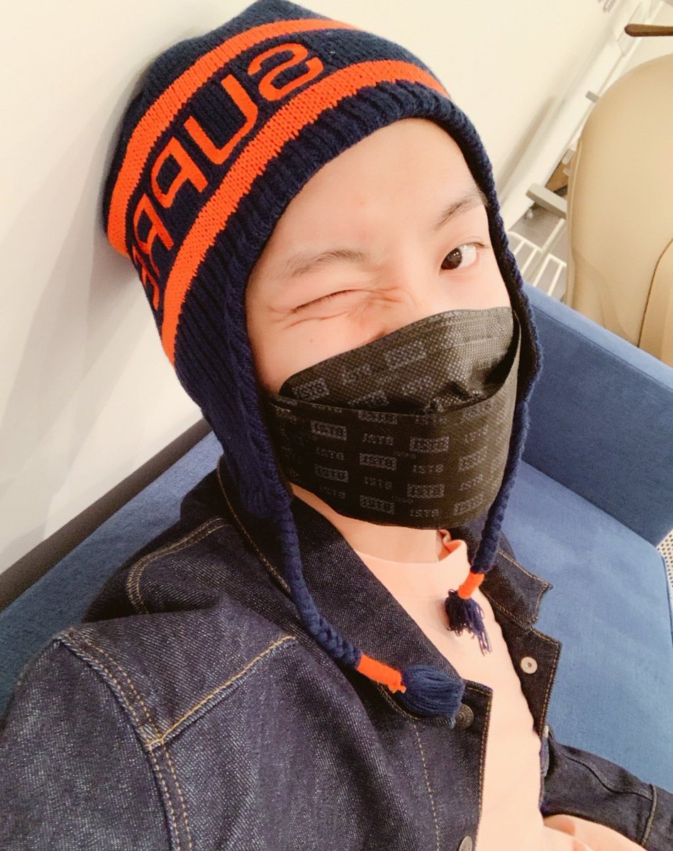 byseokho's tweet photo. 😉 #JHOPE https://t.co/9zA3XqPsGw