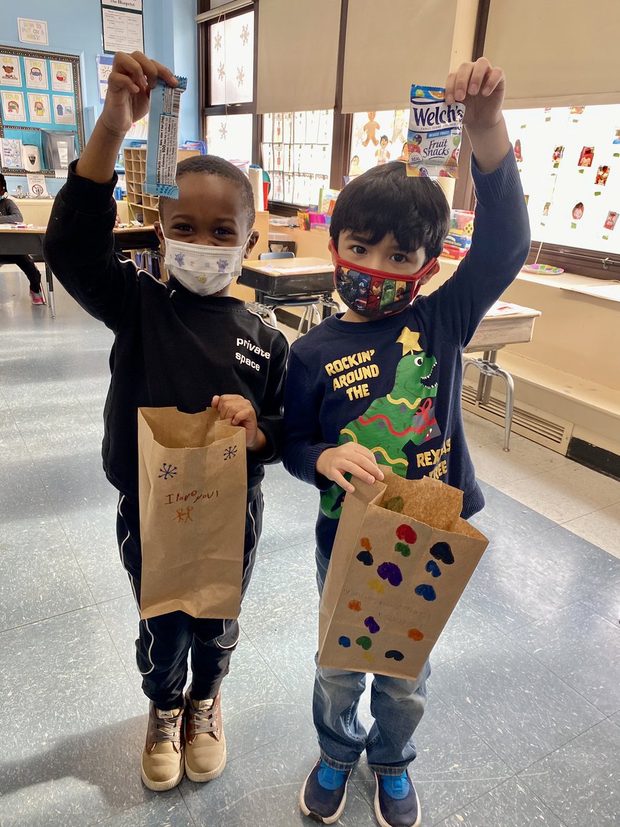 Ms_Sloboda's tweet photo. Buck Gives Back! Kindergarten and 1st grade scholars got to create snack bags to donate to Meals on Wheels. #LookForTheAwesome @MrsRitterband @Mrs_Wolfsdorf @MrsGaddy1 @VS24District @ValleyStreamWLB https://t.co/3ptEBx3B1v