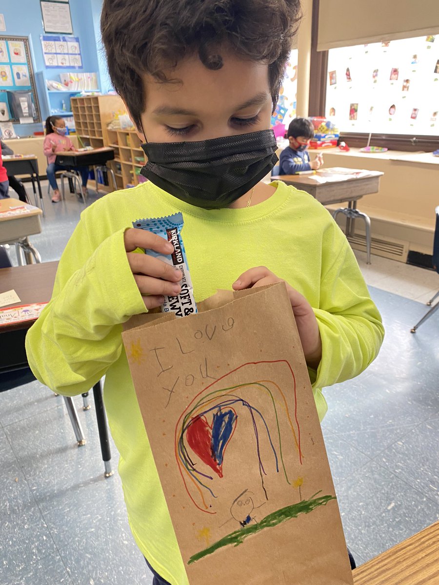 Ms_Sloboda's tweet photo. Buck Gives Back! Kindergarten and 1st grade scholars got to create snack bags to donate to Meals on Wheels. #LookForTheAwesome @MrsRitterband @Mrs_Wolfsdorf @MrsGaddy1 @VS24District @ValleyStreamWLB https://t.co/3ptEBx3B1v
