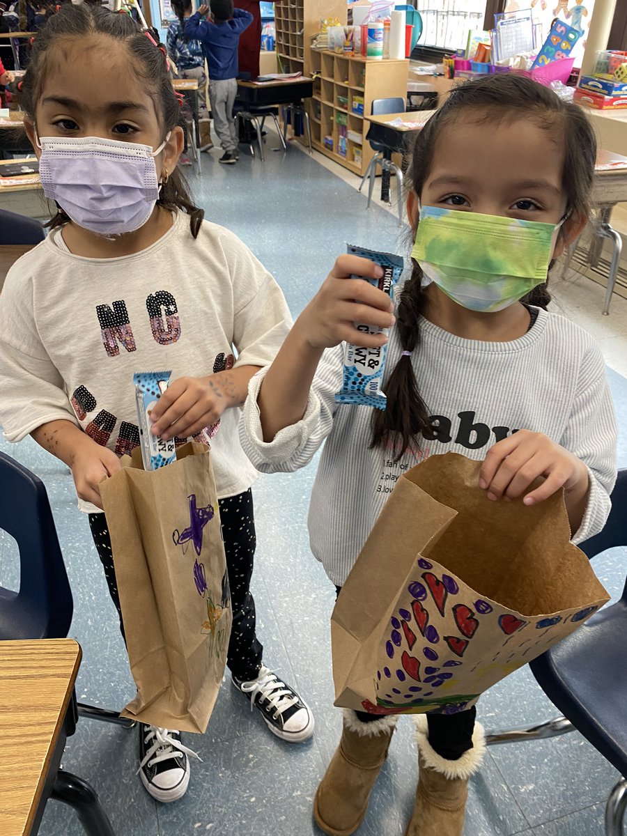 Buck Gives Back! Kindergarten and 1st grade scholars got to create snack bags to donate to Meals on Wheels. #LookForTheAwesome @MrsRitterband <a href="/Mrs_Wolfsdorf/">Jessica Wolfsdorf</a> <a href="/MrsGaddy1/">Mrs. Gaddy 💕💚</a> <a href="/VS24District/">Valley Stream 24 School District</a> <a href="/ValleyStreamWLB/">William L. Buck School</a>