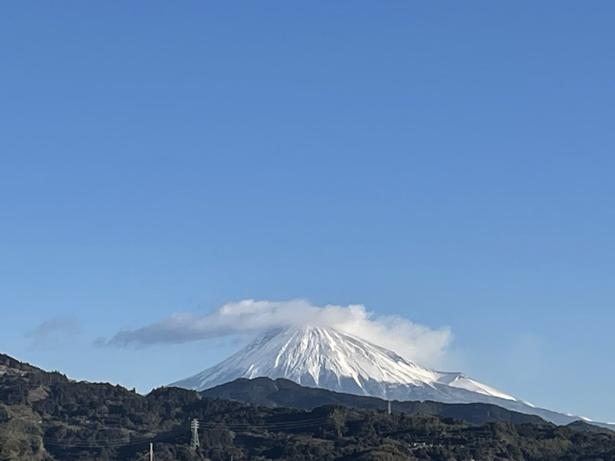 おはようございます😊 静岡市は今日も晴れ☀️です。 富士山は今日も綺麗にお目見えです🗻 毎日毎日寒いですね。今日もあちこちで大雪かな？色々と事故も起きているので慎重に、注意ですね。 今日も一日