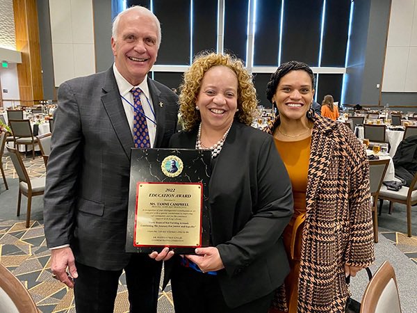 EvettyJanese's tweet photo. Austin-East Magnet High School Executive Principal Tammi Campbell.

A Friend. A Mentor. A Servant Leader.

Beyond deserving of the 2022 MLK Education Award #2800Made ❤️💙 https://t.co/SNc0THfZXD