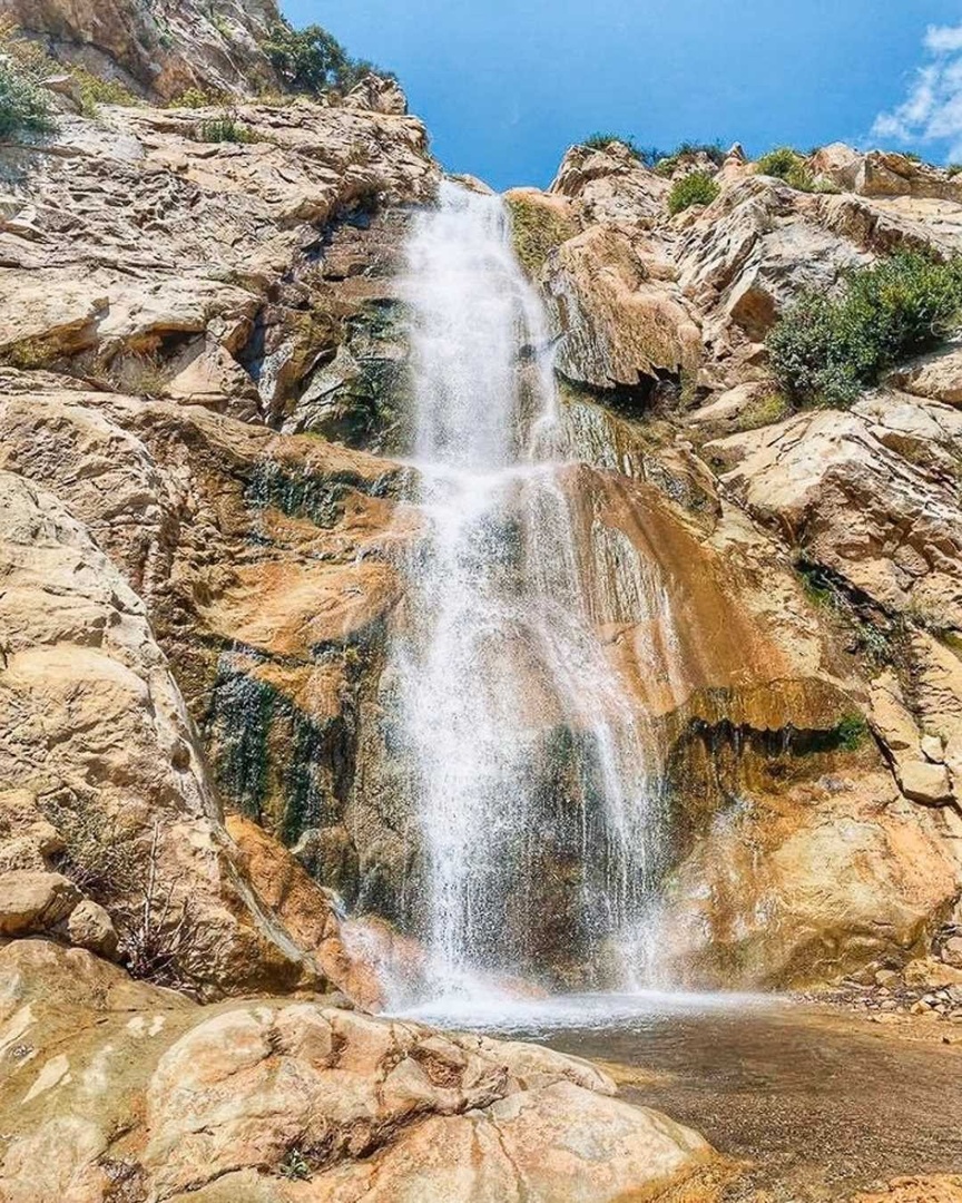 Sun, sand, and … waterfalls? You don’t have to stray far from downtown Santa Barbara to scope some gorgeous waterfalls: bit.ly/3flx7vu 

📷: hikerswithaltitude via Instagram