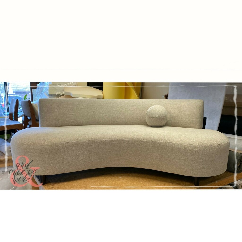 Déjà vu? Well, sort of! Same base couch as the cozy boucle, but this one was done with a more subtly textured fabric.
Fabric @ennisfabrics

 #remadefurnituretoronto #customupholstery #customreupholstery #shoplocal #custommade #makerlife #upholstery #reup… instagr.am/p/CYsFG1xuwOY/