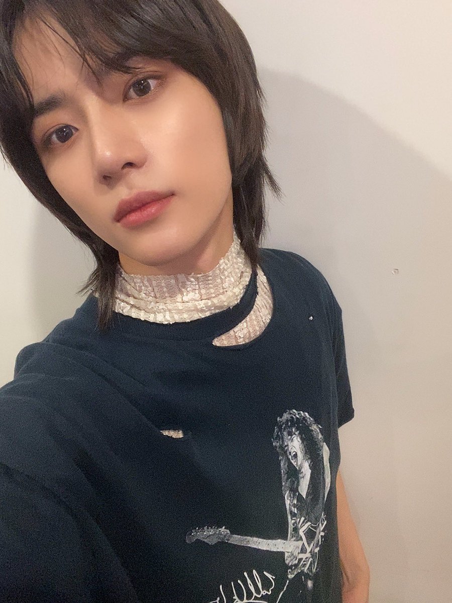 ⠀🜲   #𝕋𝕙𝕏𝕋   *   neɯ  .   .   єνєηт   /   𝕦𝗉 ❄️  𝐝𝐚𝐭𝐞   : #in𝐭he𝕮arnival

Dicen por ahí que lo mejor siempre llega al final y Heist después de perderse cantando #𝕯runk𝕒nd𝕯azed, llego con las mejores intenciones de animar a @vhsofheart y robarse a su Heeseung.