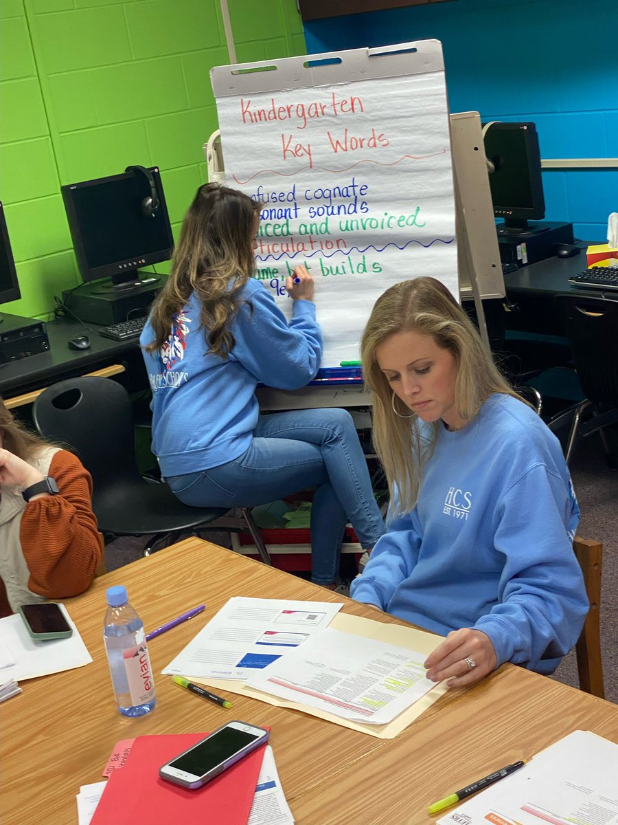 angelarich2016's tweet photo. ALCOS ELA Turnaround training @HCSLionPride facilitated by @LeahEpperson What a wonderful visual to use for demonstrating phonological awareness! ☂ Highlighting key words and charting! @Alabama_Reading https://t.co/ECCgwc1QC9