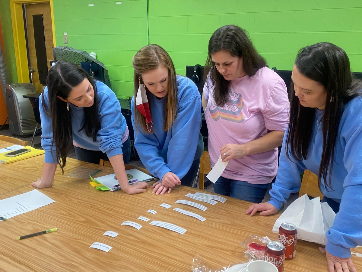 angelarich2016's tweet photo. ALCOS ELA Turnaround training @HCSLionPride facilitated by @LeahEpperson What a wonderful visual to use for demonstrating phonological awareness! ☂ Highlighting key words and charting! @Alabama_Reading https://t.co/ECCgwc1QC9