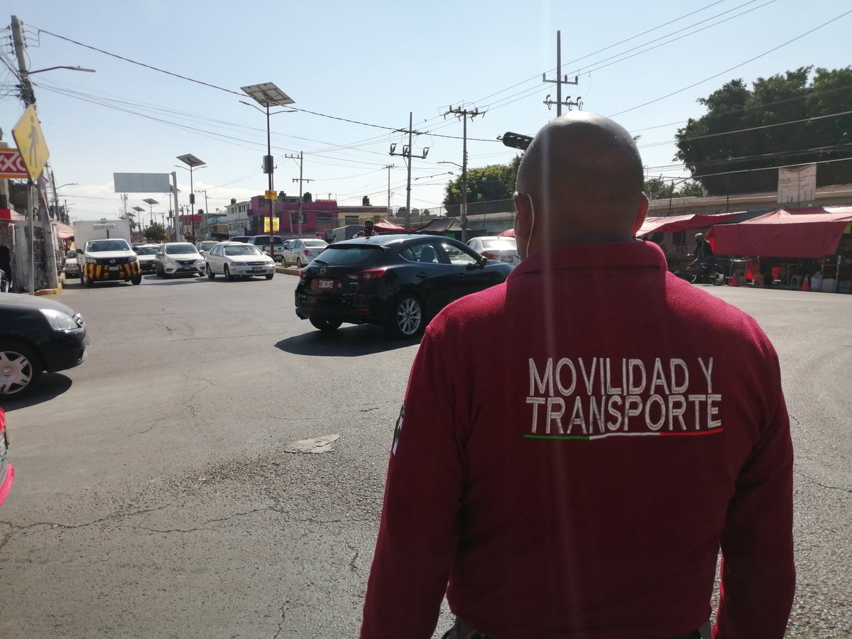 #Innovación | Colocamos en el cruce de blvd. de los Aztecas y Quetzalcóatl un nuevo control de semáforo que cuenta con tecnología del IPN, el cual estará a prueba a fin de constatar el ahorro en el mantenimiento correctivo y energético. #Ecatepec #MunicipioDeVanguardia