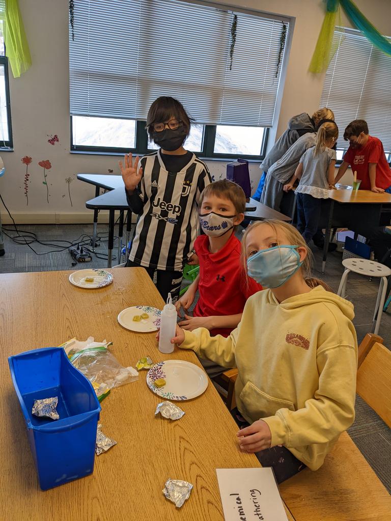 TwinterSSD's tweet image. Science! Weathering and erosion investigations today #scoveel @SSDEDU @CrysLaneMiller