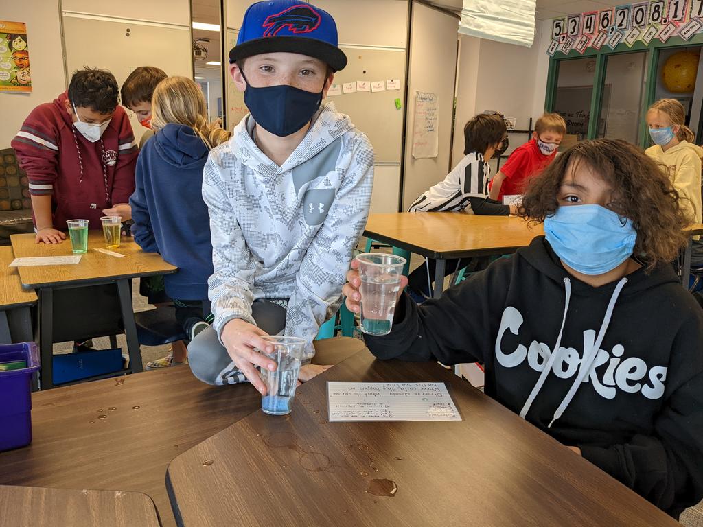 TwinterSSD's tweet image. Science! Weathering and erosion investigations today #scoveel @SSDEDU @CrysLaneMiller