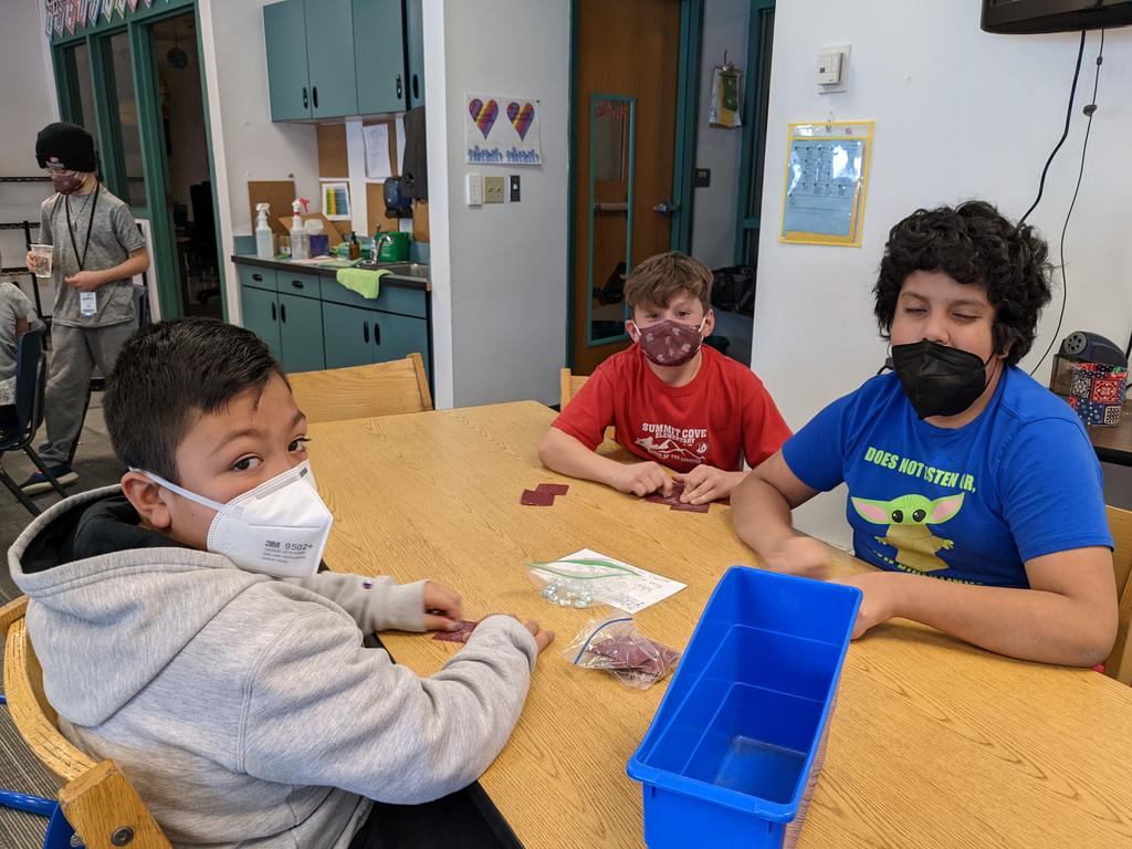 TwinterSSD's tweet image. Science! Weathering and erosion investigations today #scoveel @SSDEDU @CrysLaneMiller