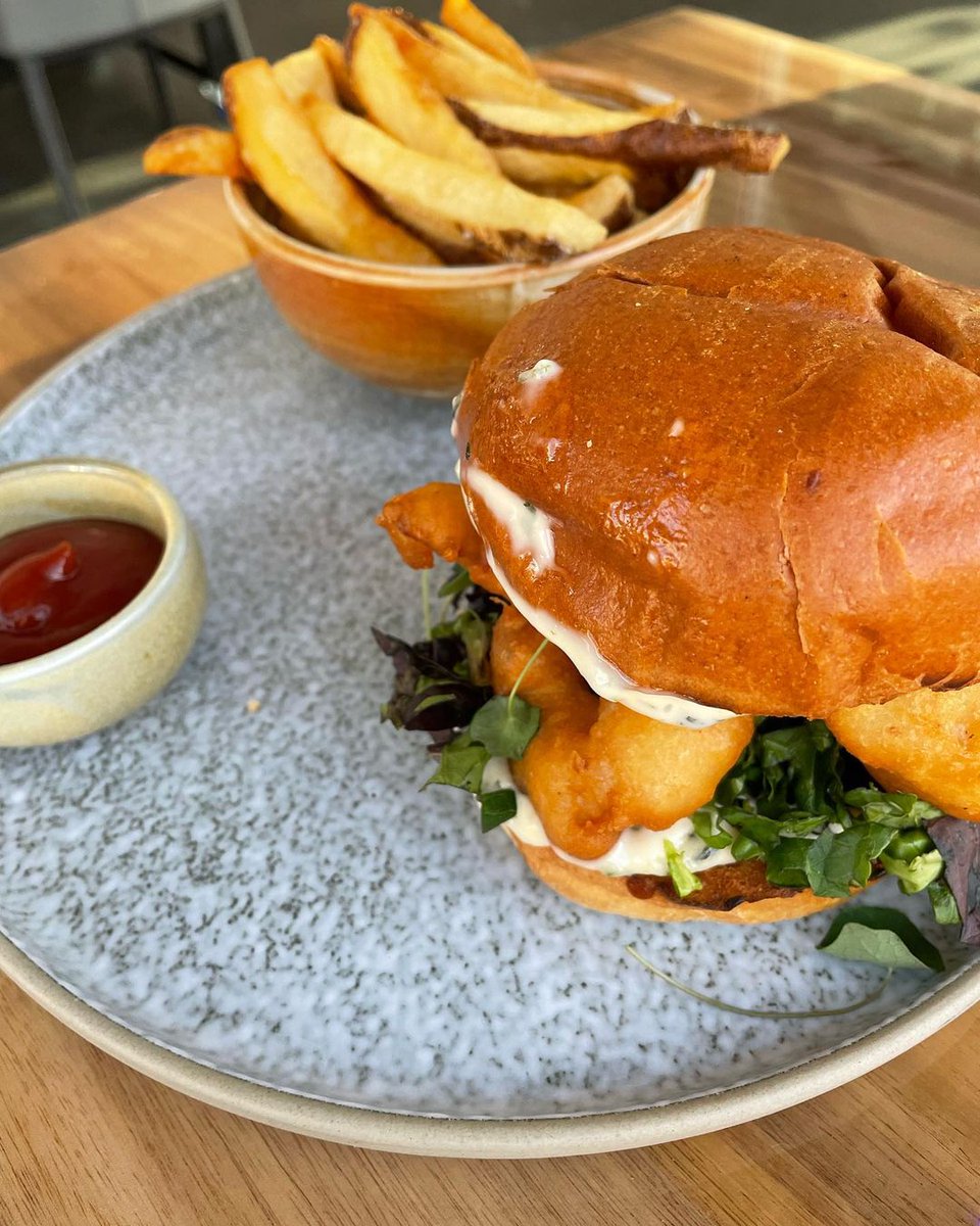 Did you know we're now open for lunch? Visit us between 11 a.m. and 2:30 p.m. Tuesday to Friday for an exclusive lunch menu! #yeg

📸: @eatwithani
