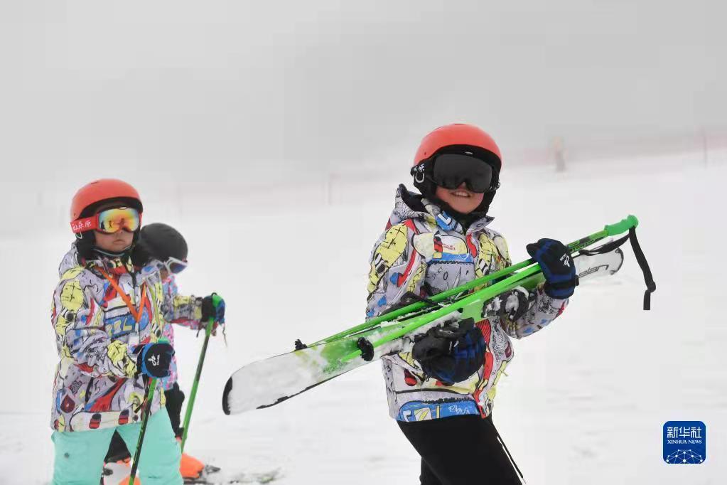 ChinaDaily's tweet photo. A primary school in Anji county, Zhejiang province actively carried out ice and snow curriculums by taking advantage of the local #ski resorts and formed the first campus ski team in Huzhou. #Beijing2022 https://t.co/9yJsQx5qDq