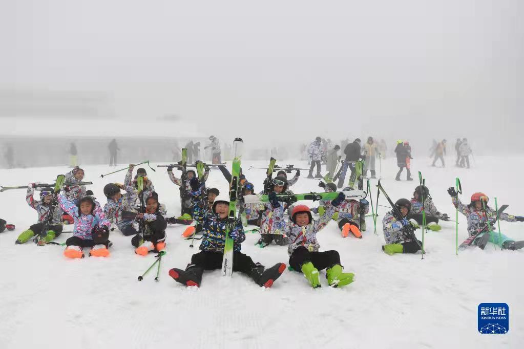 ChinaDaily's tweet photo. A primary school in Anji county, Zhejiang province actively carried out ice and snow curriculums by taking advantage of the local #ski resorts and formed the first campus ski team in Huzhou. #Beijing2022 https://t.co/9yJsQx5qDq