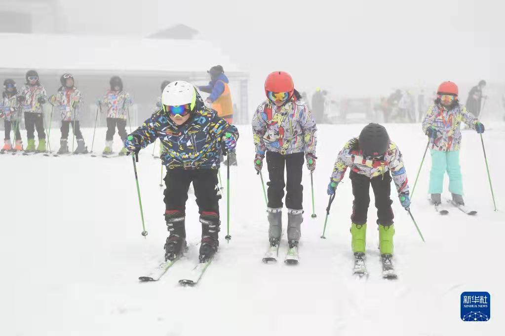 ChinaDaily's tweet photo. A primary school in Anji county, Zhejiang province actively carried out ice and snow curriculums by taking advantage of the local #ski resorts and formed the first campus ski team in Huzhou. #Beijing2022 https://t.co/9yJsQx5qDq
