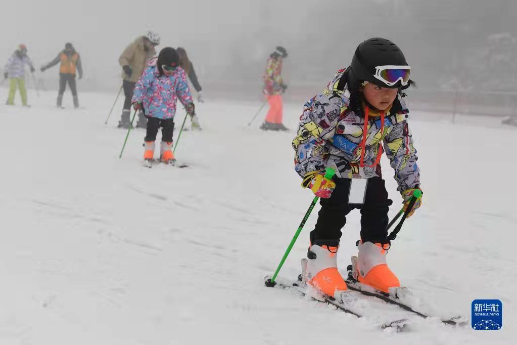 ChinaDaily's tweet photo. A primary school in Anji county, Zhejiang province actively carried out ice and snow curriculums by taking advantage of the local #ski resorts and formed the first campus ski team in Huzhou. #Beijing2022 https://t.co/9yJsQx5qDq