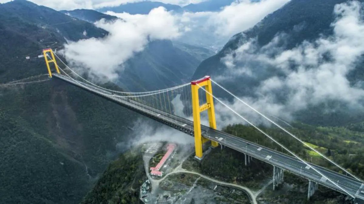 tu_memero's tweet photo. Si hicieran un puente así de Cuba a Miami, tendrías el valor de cruzarlo? No sé para hecharte una buena meriendita digo yo...😅 https://t.co/hT6OnIwwTf
