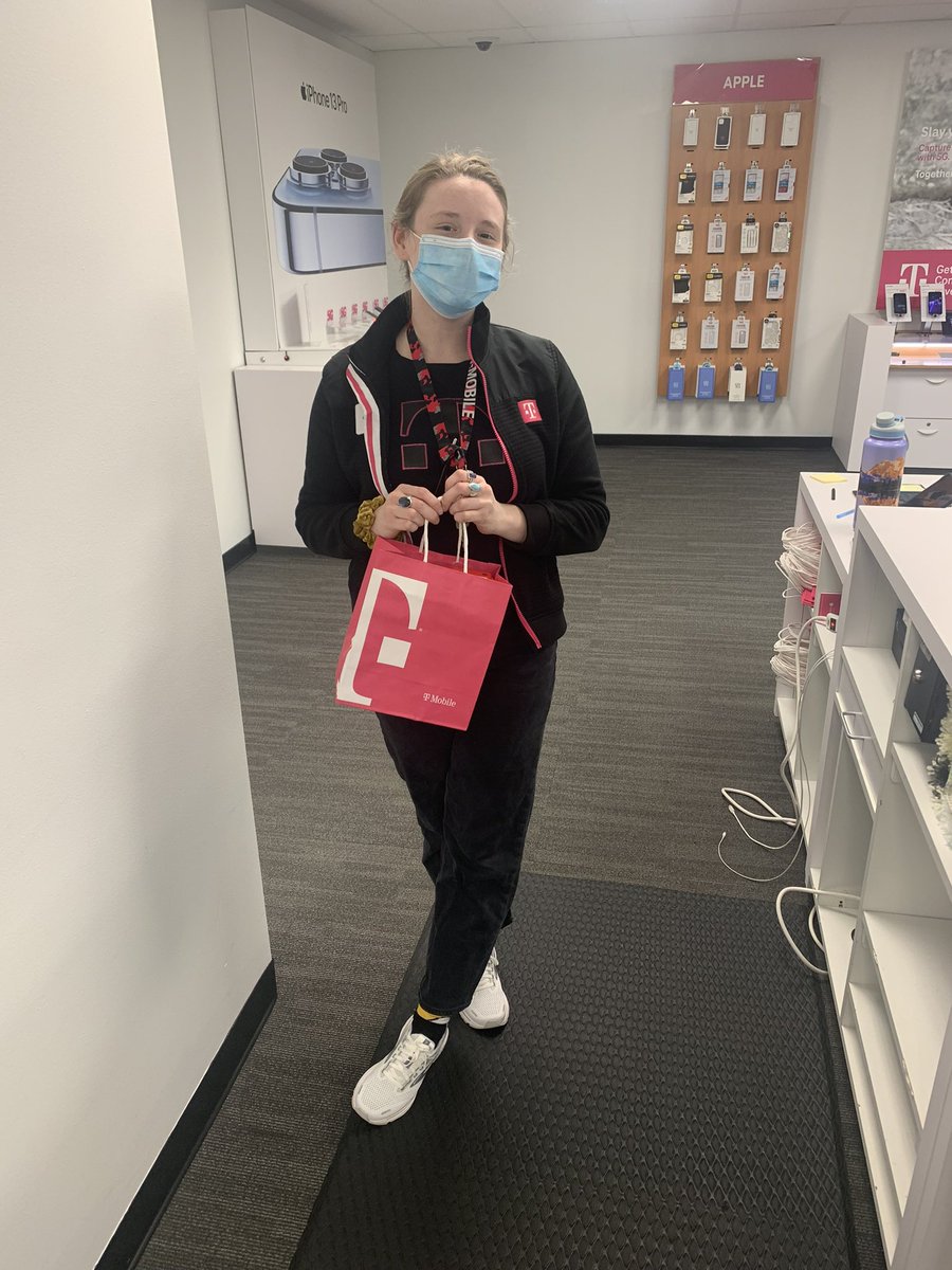MagentaWeird0's tweet photo. These two power houses made sure to not let have a #No0Days day with 1 new BTS and 3 new lines on magenta max! @forbesultd87 @ChappyCLT @tglover187 https://t.co/9errRaf6O3