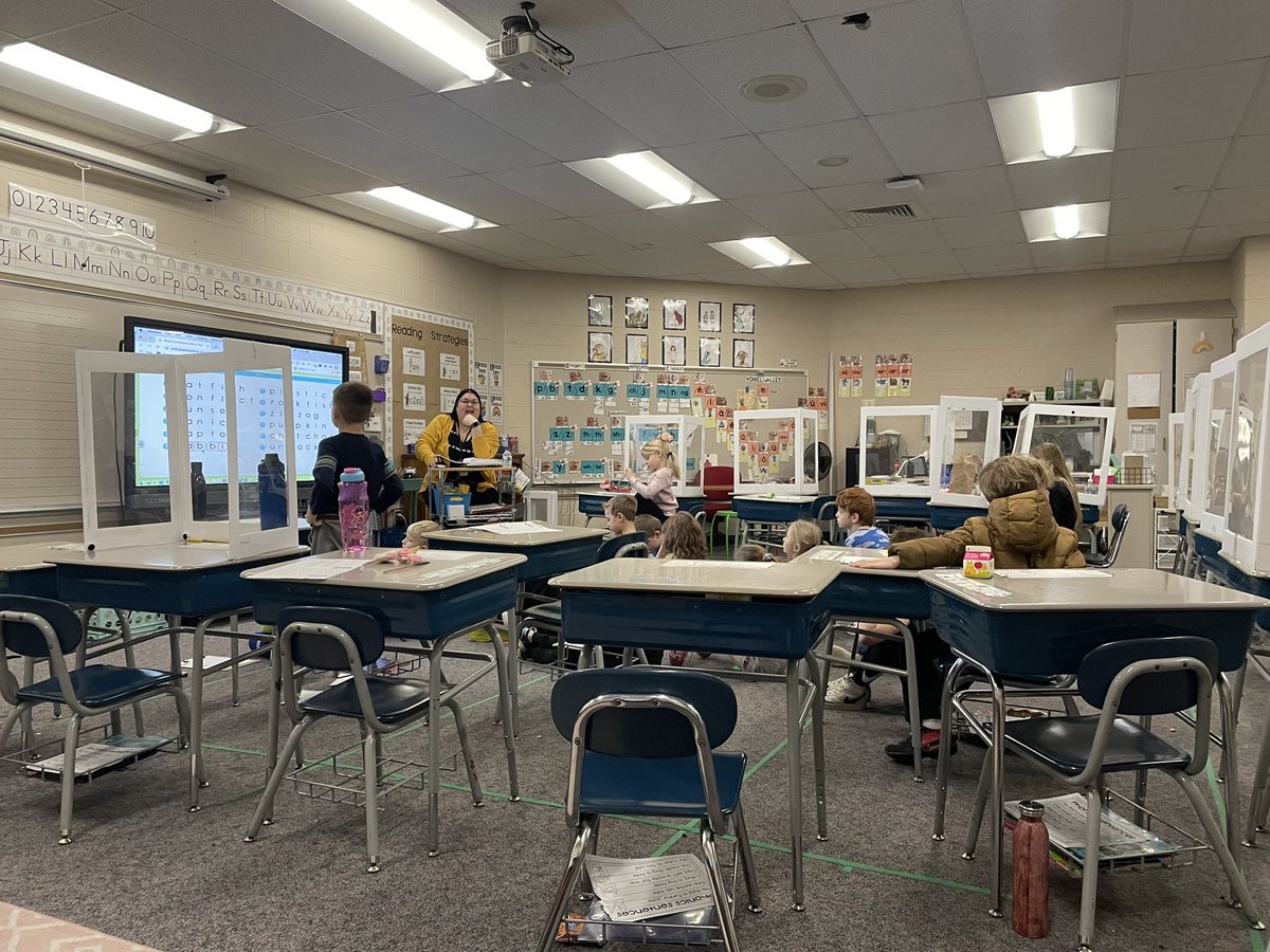 Scott_Jaws's tweet photo. @TiptonElement 1st graders breaking words apart and identifying syllables. Love getting the chance to see students excited to learn how to read! Thanks @mrsangellfirst #TiptonPride https://t.co/HQTKdXWFm4