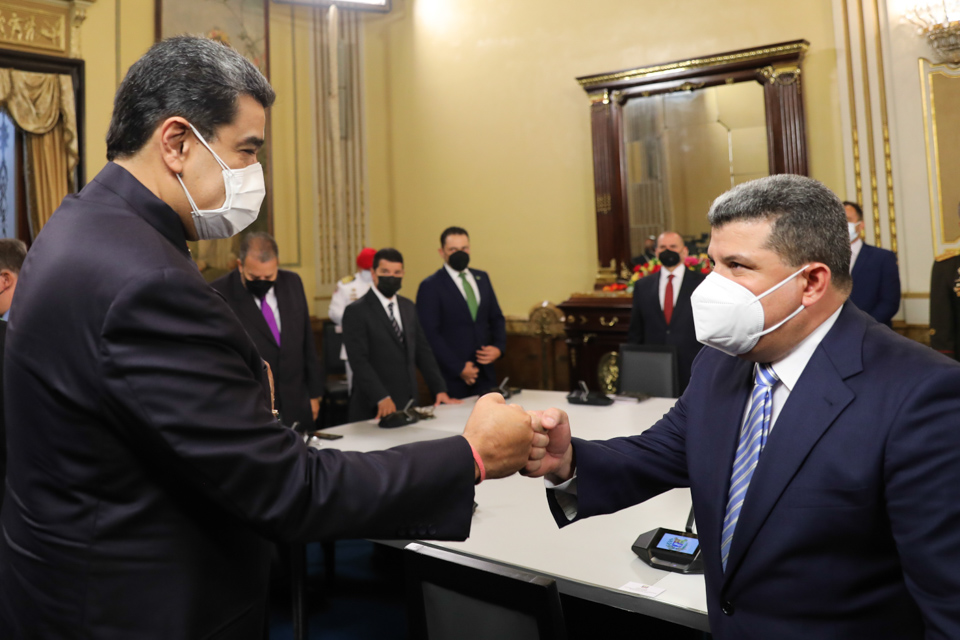 PresidencialVen's tweet photo. #Entérate  |  Necesidad de construir uns oposición dialogante y nacionalista y acuerdos de coordinación, fueron algunos de los temas abordados por el Pdte. @NicolasMaduro durante reunión con el gobernador electo del estado Barinas.

"Soy el Presidente de todos los venezolanos" https://t.co/H6H3x0SUFj