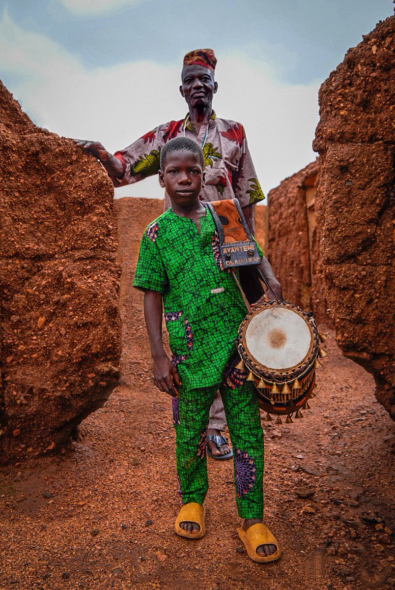 bigmediz's tweet image. GUARDIAN ANGEL: A portrait of a traditional African drummer and his son. At an early age, the drummers teach and guide their children how to play different melodic sounds. This practice is hereditary from a generation to another #documentaryphotographer #AfricaNow #NftPhotography