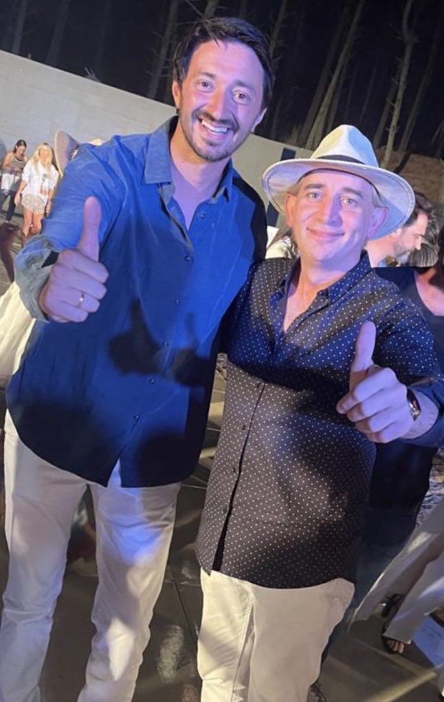 MAGOSINDIENTES's tweet photo. Junto al Intendente de #Pinamar ⁦@martinyeza⁩ en la Previa del #Desfile #ModaLook 2022 https://t.co/RZ3pmS9bYY