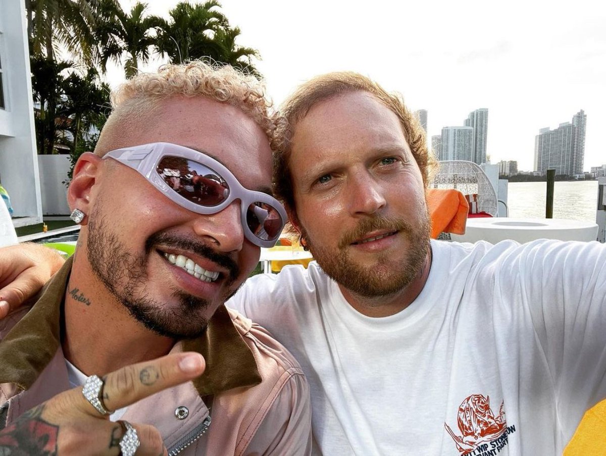 CastleKidNFT's tweet photo. Castle Kid Founder @ColinTilley  has worked with some of the most talented artists in the world such as Castle Kid holders @JBALVIN &amp; @djkhaled. Who should he work with next?👀

GIVEAWAY
- RETWEET♻️
- Tag a friend and an artist you want Colin to work with
- FOLLOW @CastleKidNFT👑 https://t.co/gsu5xiJyfg