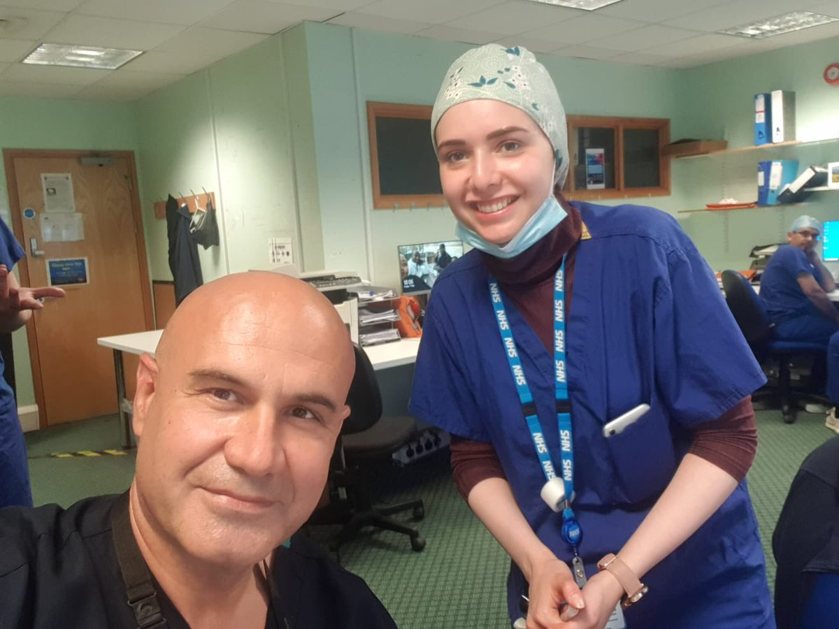 ComezTurhan's tweet photo. Çalıştığım üniversite hastanesinde çok sayıda müslüman doktor, hemşire, bir mescid ve kadrolu imamı var. Ateist ve diğer dinlere mensup olanlar da. Kimse kimseye karışmıyor ve herkes huzurla işini yapıyor. Buna da laiklik deniyor. Çok mu zor? https://t.co/tYMc677CGW
