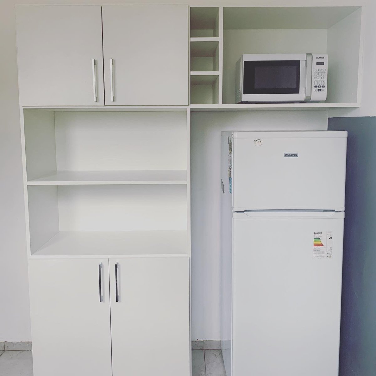 Proyecto de mobiliario para cocina en melamínico blanco. 
¡Deslizá para ver el resultado!
.
#arquitectura #arquitecturaydiseño #architecture #arcjitecturelovers #diseño #diseñodemuebles #diseñodeinteriores #interiordesign #muebles #mueblesamedida #mobiliariococina