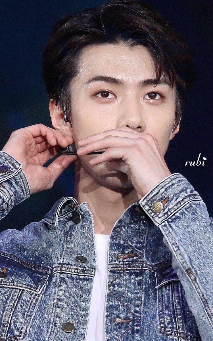 hourlyohsehun's tweet photo. #SEHUN #세훈 @weareoneEXO https://t.co/XThpNaTA4a