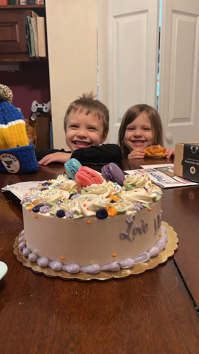 DrJGiddensRN's tweet photo. #neurotribe and cake from a friend ❤️💜❤️💜 https://t.co/OnT5rzUhTw