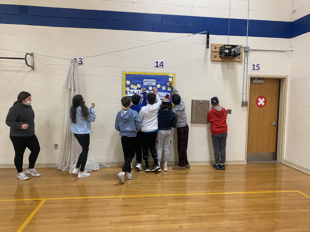 CesarBlacido1's tweet photo. Thankful Thursday! Our students took the time today to reflect on the things they are grateful for! Good job smith students! #wellnessweek #ThankfulThursday @RSDsmithschool https://t.co/iwNJS90KMo