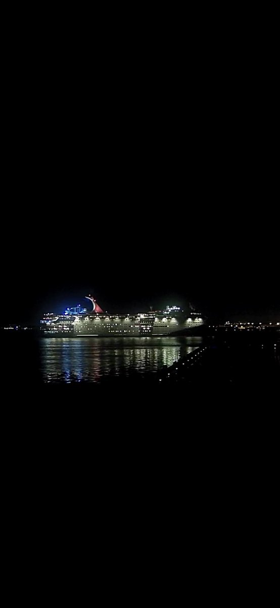 tyler_987's tweet photo. Anyone know why the Paradise is docking in Charleston? Sunshine just left #carnivalsunshine #carnivalparadise @CruiseGuy @CruiseIndustry https://t.co/wF3h10Cj7h