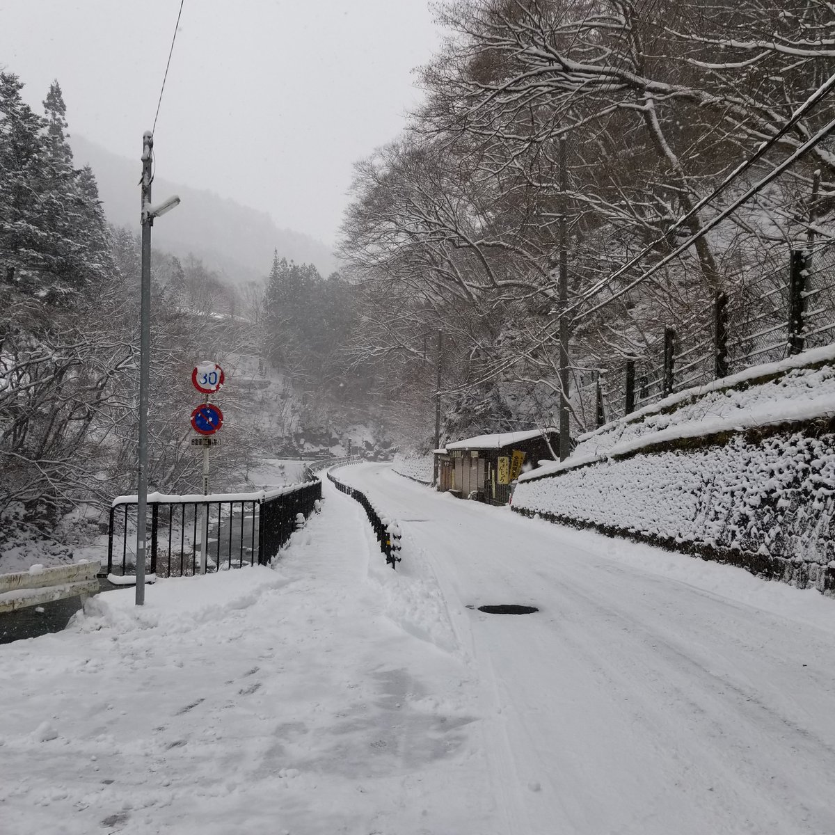 現在の四万温泉の様子です☃️ 除雪作業が進んでいますが気づくとまた