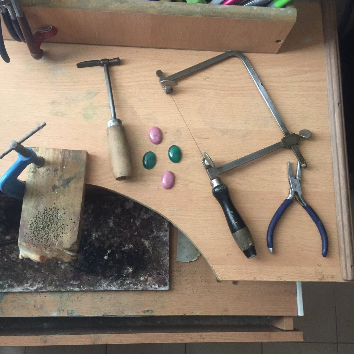 carollealjoyas's tweet photo. Un día eres joven y al día siguiente te mandas a hacer unos lentes para ver de cerca y otros para ver de lejos. En el taller es necesario contar con una buena visión para garantizar que las piezas no tengan ningún detalle y se vean impecables 🥰. #Mitaller https://t.co/X9Ajx8lLDz