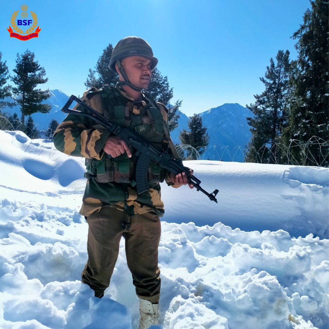 BSF_India's tweet photo. #PicOfTheDay 📸 

चले आओ कभी, देखो सरहद की निगेहबानी क्या होती है? 
आँखें जागती है जिसके खातिर, वो मेहबूब-ए-वतन क्या होती है?
Undaunted #SeemaPrahari guarding the Border at Icy heights 

सीमा सुरक्षा बल - सर्वदा सतर्क

#JaiHind 
#NationFirst 
#FirstLineofDefence https://t.co/iZzb2DMDXq