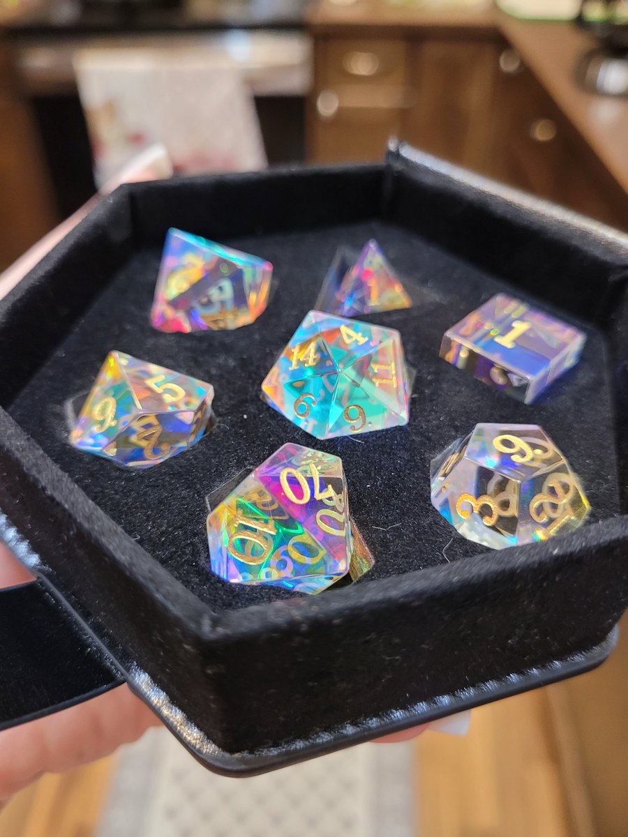 EmeraldsTTV's tweet image. My boyfriend spoiled me with gemstone dice today #gemstone #dice #nerdythings #gemstonedice #gorgeous