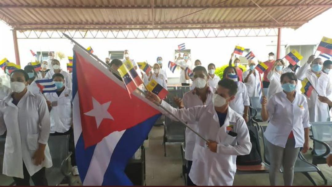 El quehacer de los profesionales cubanos de la Salud es parte de nuestra historia: lo es hoy, en medio del complejo escenario que nos ha impuesto la COVID-19, y lo ha sido en el transcurso de todos estos años de Revolución.
#CubaPorLaSalud #EneroDeVictorias #HeroesDeLaSalud