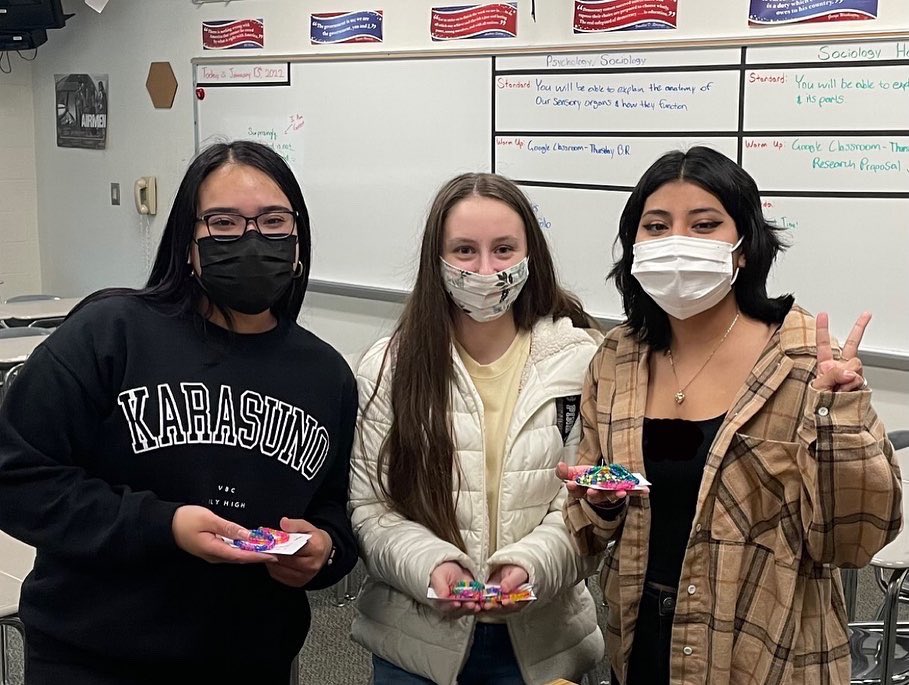 KHSKEYC's tweet photo. KHS Key Club members made bead bracelets and notes for children in hospitals! 🔑 #keyclub #keyclubinternational @KHSCDPrincipal @KnightdaleHS https://t.co/l5yWma4UQd