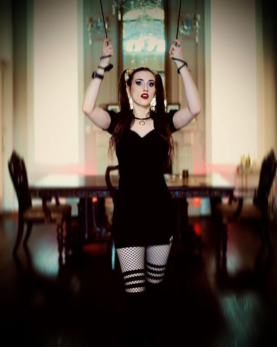 Tenue par les fils. Le temps file. Held by the cords. Time goes. #mariandelacroix #rope #alt #goth #fishnets<a href="/tag/doll"class="tags"><span>#doll</span></a><a href="/tag/stockings"class="tags"><span>#stockings</span></a><a href="/tag/blackdress"class="tags"><span>#blackdress</span></a><a href="/tag/fishnets"class="tags"><span>#fishnets</span></a><a href="/tag/alt"class="tags"><span>#alt</span></a><a href="/tag/goth"class="tags"><span>#goth</span></a>